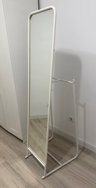 Espejo de pie Ikea blanco con perchero KNAPPER