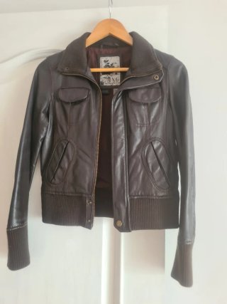 Chaqueta de cuero marrón