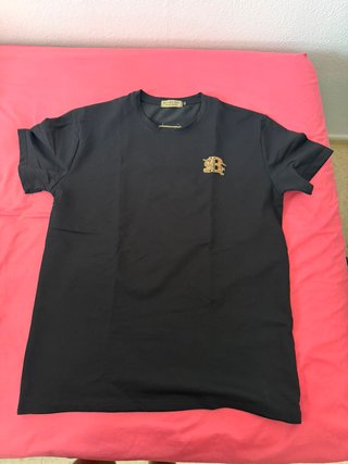 Camiseta Burberry Negra Logo Dorado