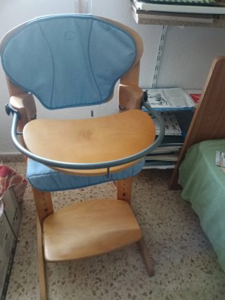 Trona de madera estable