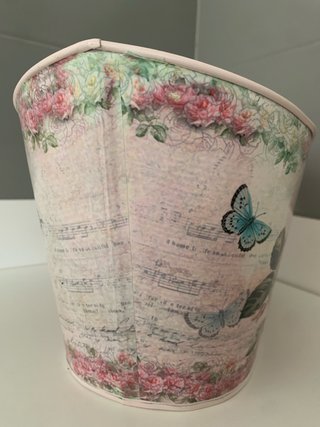Caja de latón decorada con rosas