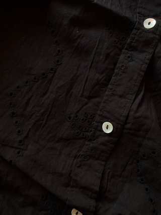 Camisa negra bordado suizo