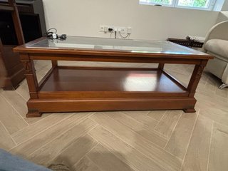 Mecedora de madera con asiento de mimbre