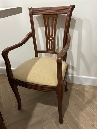Mecedora de madera con asiento de mimbre
