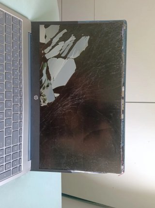 HP Laptop 15-fd0034ns con pantalla dañada.