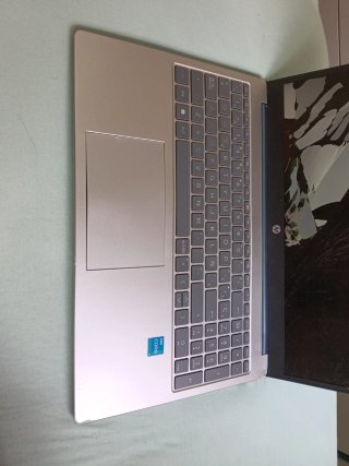 HP Laptop 15-fd0034ns con pantalla dañada.