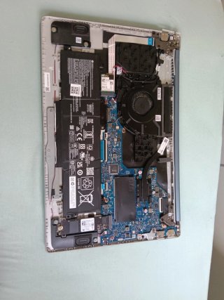 HP Laptop 15-fd0034ns con pantalla dañada.