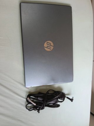 HP Laptop 15-fd0034ns con pantalla dañada.