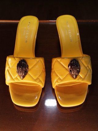 Sandalias Kurt Geiger amarillas con pedrería