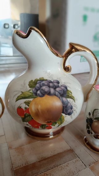 Caraffa e bicchieri decorativi in ceramica