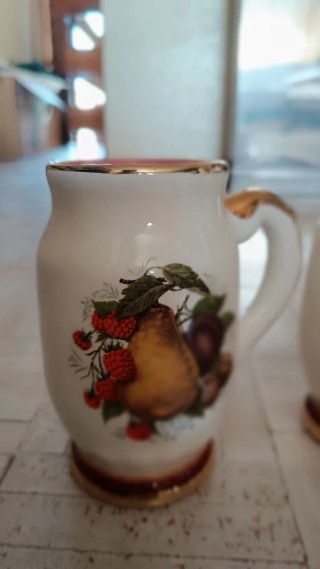 Caraffa e bicchieri decorativi in ceramica