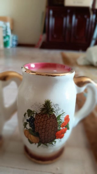 Caraffa e bicchieri decorativi in ceramica