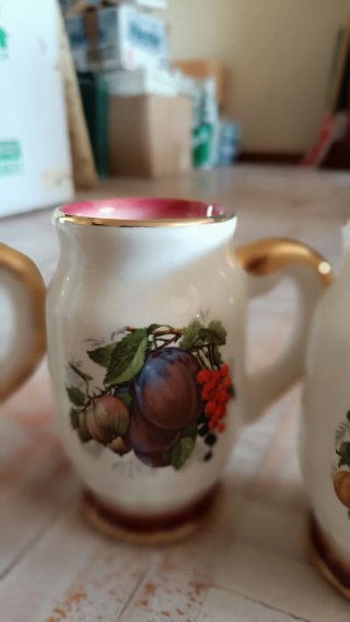 Caraffa e bicchieri decorativi in ceramica