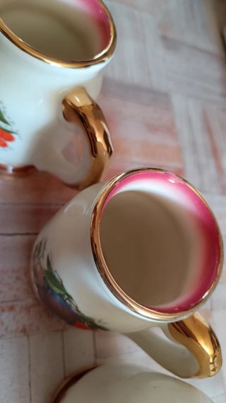 Caraffa e bicchieri decorativi in ceramica