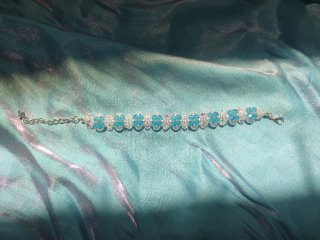 Pulsera artesanal de flores azules con perlas