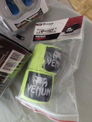 Pack Boxeo Venum Guantes, Protector Bucal y Vendas