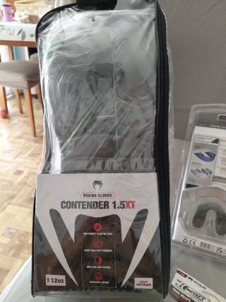 Pack Boxeo Venum Guantes, Protector Bucal y Vendas