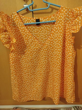 Blusa naranja con flores blancas