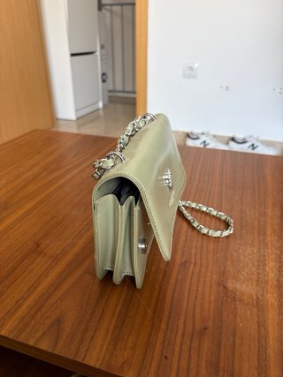 Bolso verde con cadena
