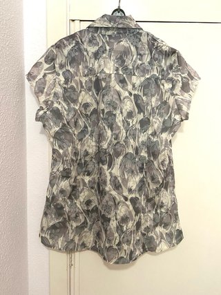 Blusa estampada gris y beige