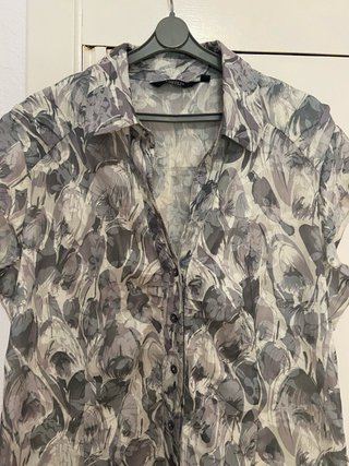 Blusa estampada gris y beige