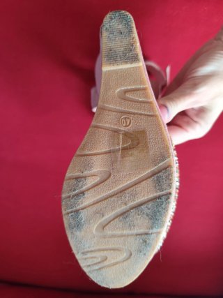 Sandalias de cuña rosa y doradas