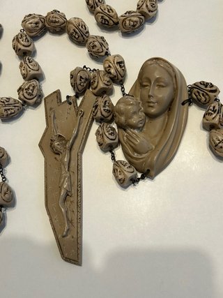 Rosario de piedra tallado Virgen y Niño