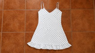 Vestido blanco con lunares negros