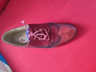 Zapatos rojos de ante y charol