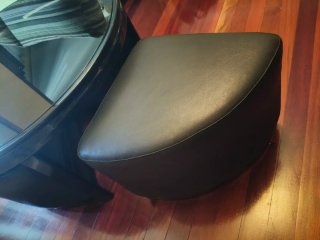 Mesa de centro negra con puffs integrados