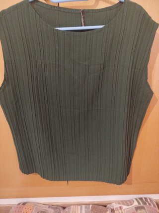 Blusa verde sin mangas plisada