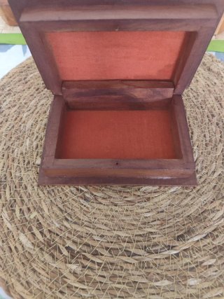 Caja joyero antigua de madera artesanal.