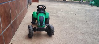 Tractor de pedales verde con remolque