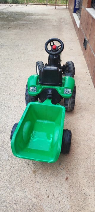 Tractor de pedales verde con remolque
