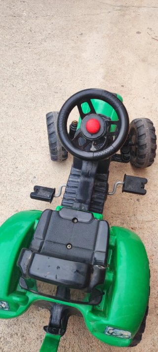 Tractor de pedales verde con remolque