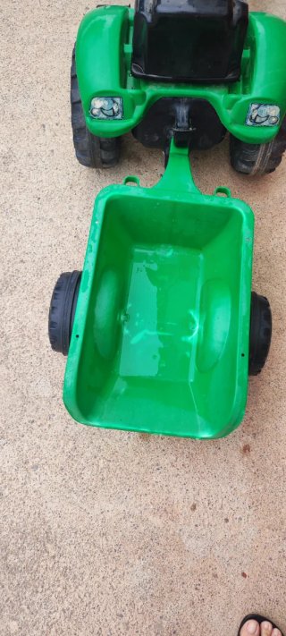 Tractor de pedales verde con remolque