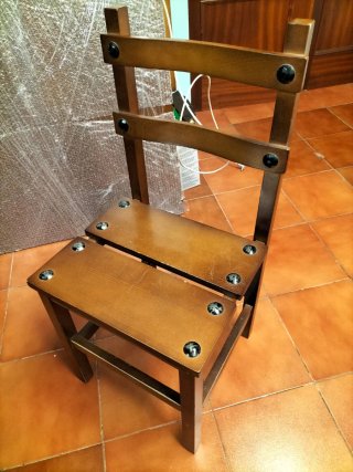 Mesas  y sillas de madera  bar