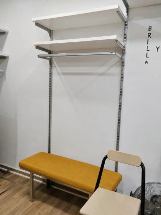 Banco tapizado con patas metalicas