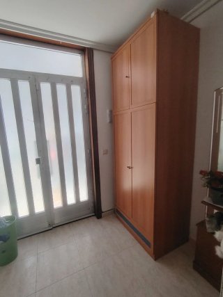 Armario de madera marrón