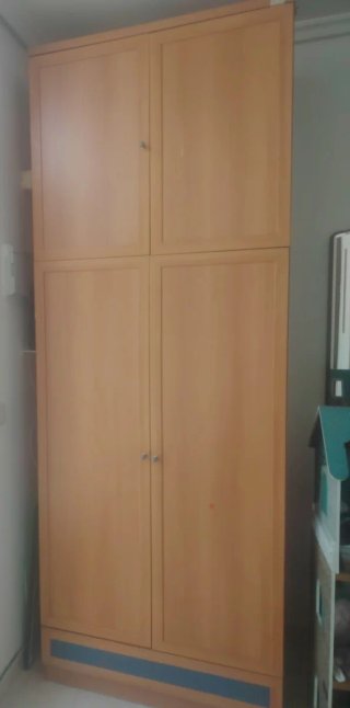 Armario de madera marrón