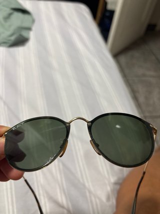 Gafas de sol Ray-Ban negras y doradas..
