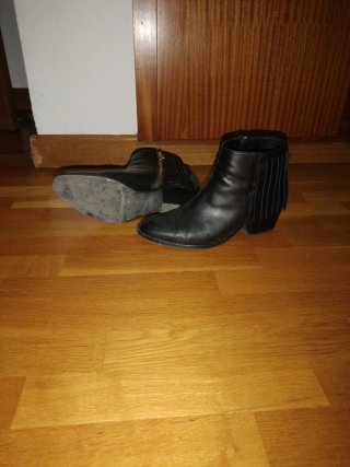 Botines negros con flecos
