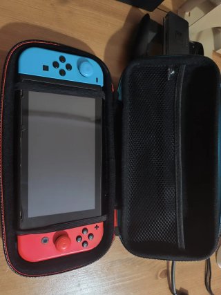 Nintendo Switch Azul y Rojo + Juego Kirby
