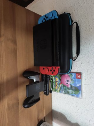 Nintendo Switch Azul y Rojo + Juego Kirby