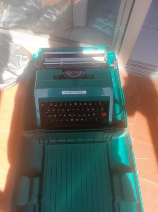 Máquina de escribir Olivetti Studio 45 verde