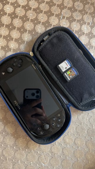 PS Vita Negra + Funda + juegos y cargador