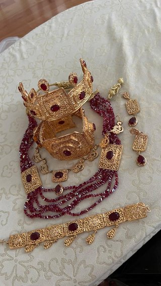 Conjunto de Joyas de Oro y Piedras Rojas