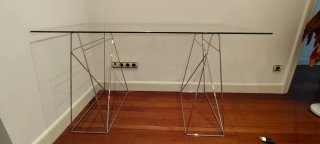 Mesa de cristal y metal