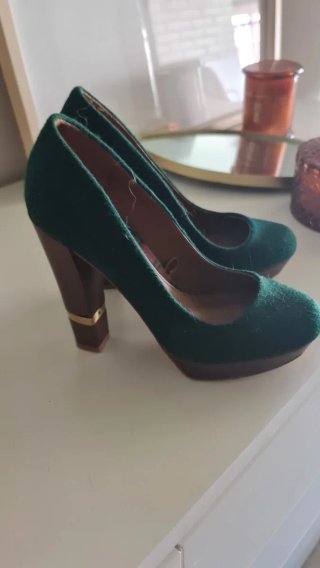 Zapatos de tacón verdes y marrones
