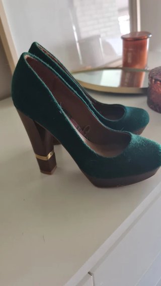Zapatos de tacón verdes y marrones